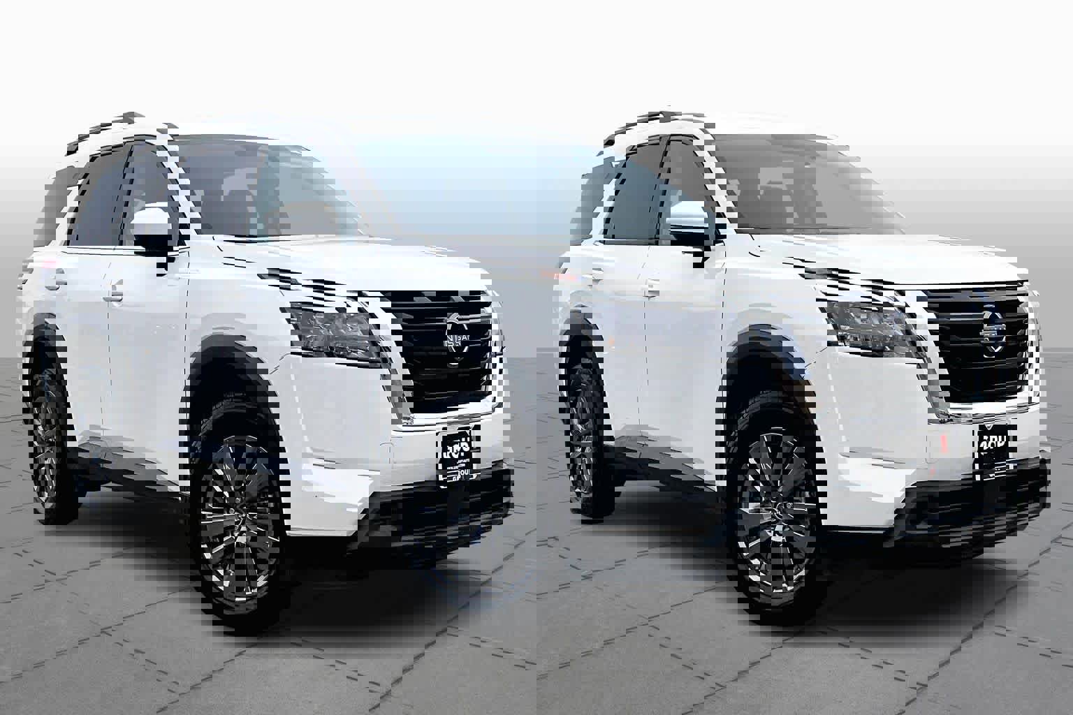 Used 2025 Nissan Pathfinder SV image 3