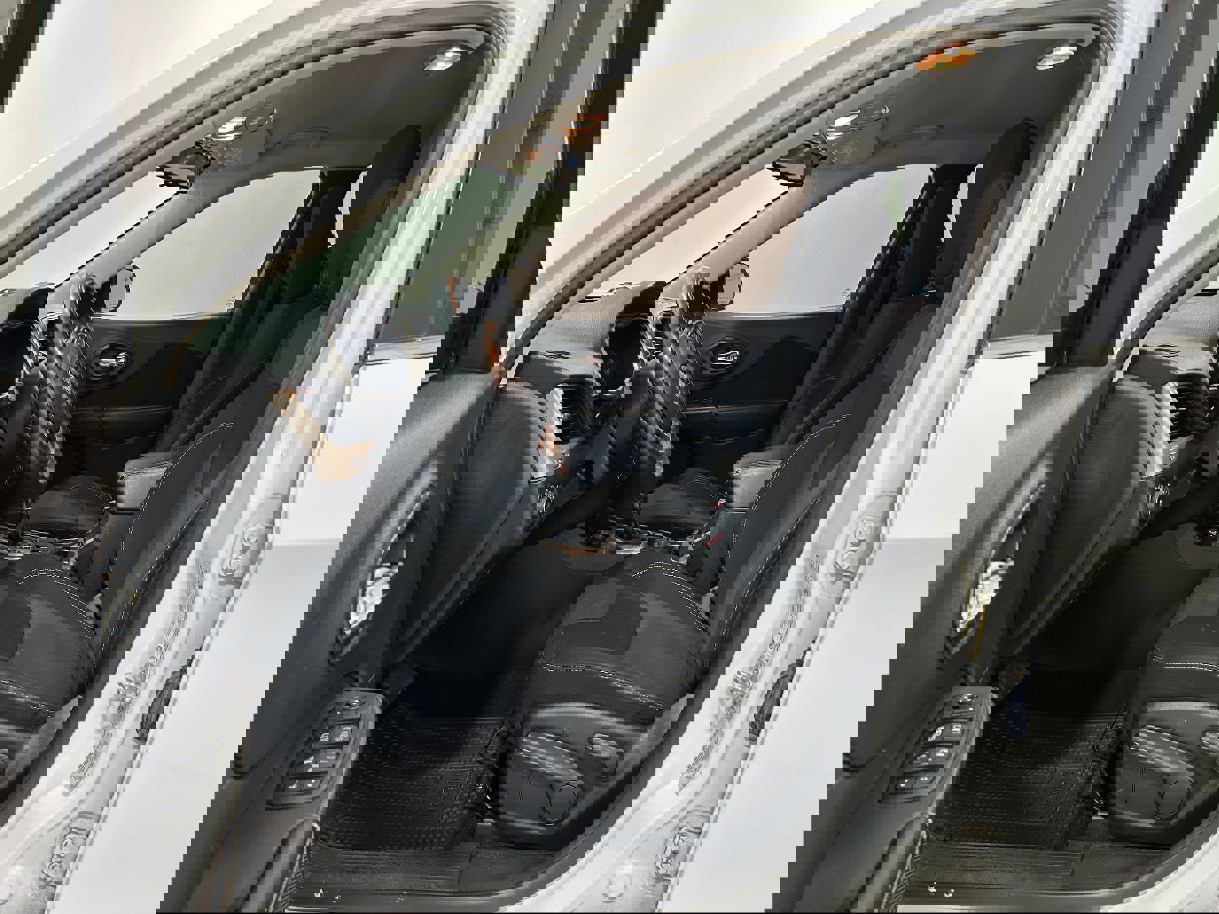 Used 2015 Jeep Cherokee Latitude w/ Cold Weather Group AWD/4WD image 4