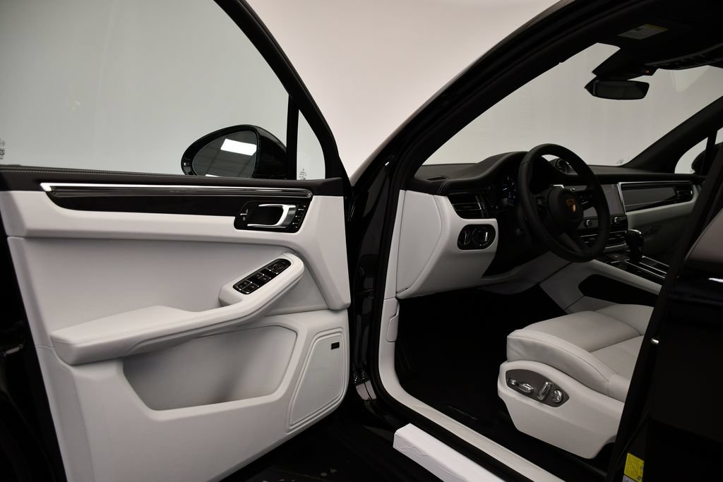 Certified 2026 Porsche Macan Turbo AWD/4WD image 40