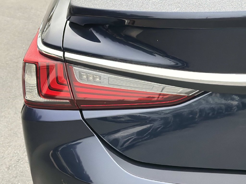 Used 2021 Lexus ES 300h w/ Accessory Package FWD image 29