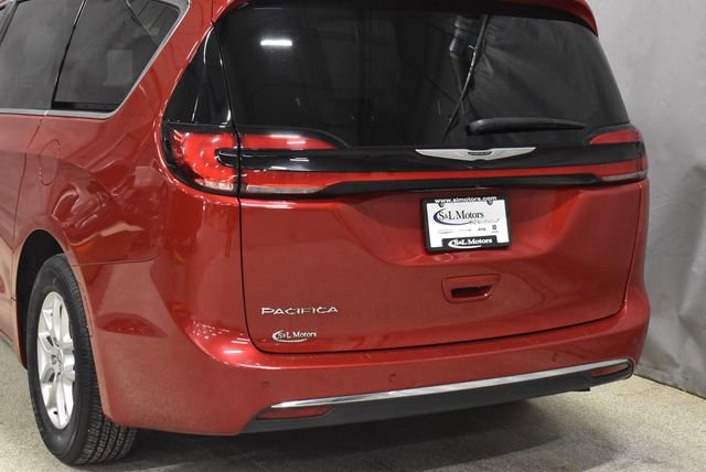 Certified 2024 Chrysler Pacifica Touring-L image 9