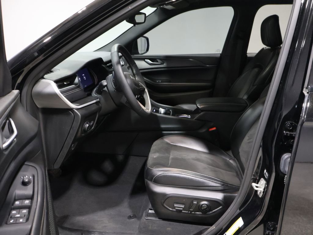 Used 2024 Jeep Grand Cherokee Altitude image 11