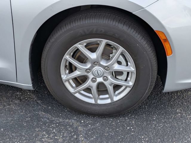 Used 2026 Chrysler Pacifica Select FWD image 11