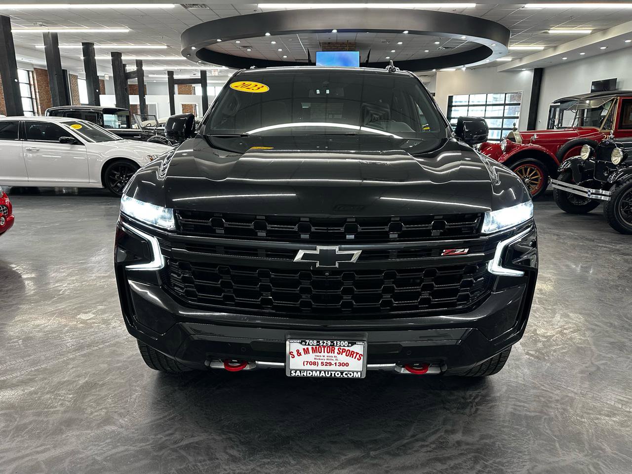 Used 2023 Chevrolet Suburban Z71 w/ Luxury Package AWD/4WD image 2