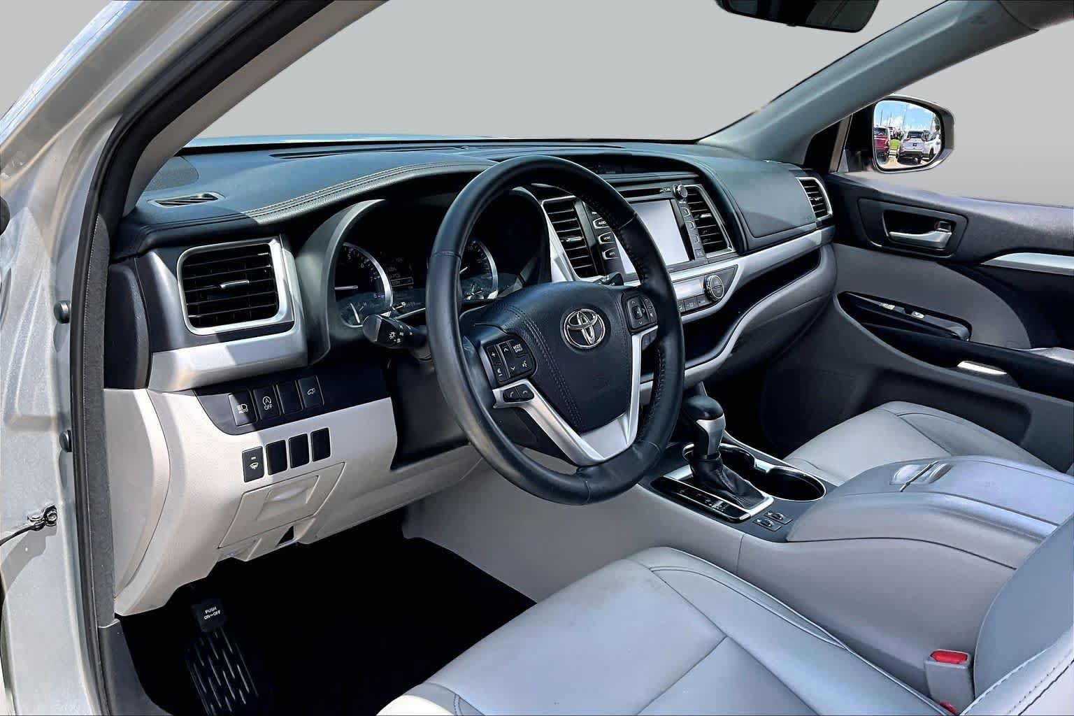 Used 2018 Toyota Highlander XLE FWD image 18