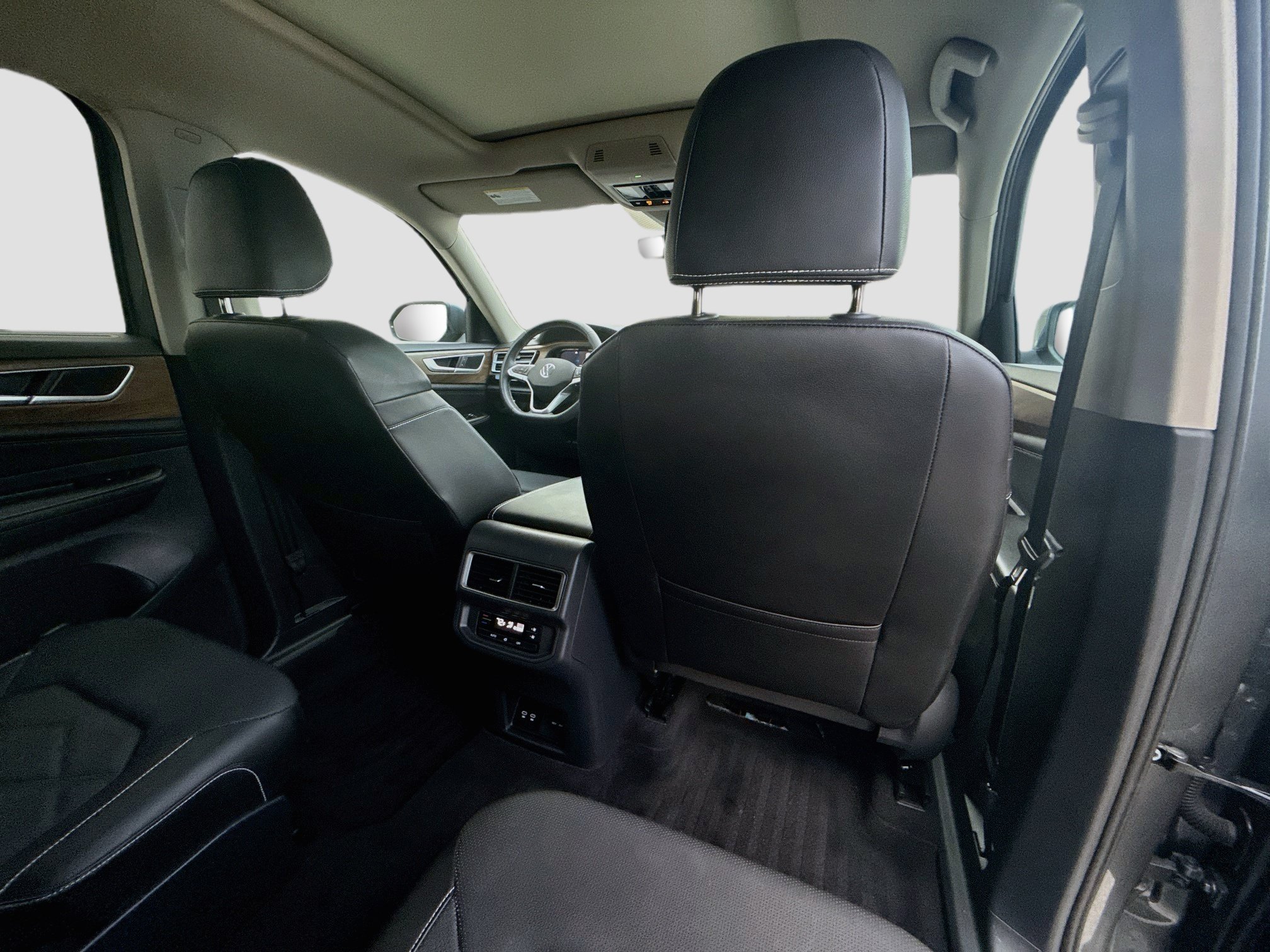 Used 2024 Volkswagen Atlas SE w/ Panoramic Sunroof Package FWD image 29