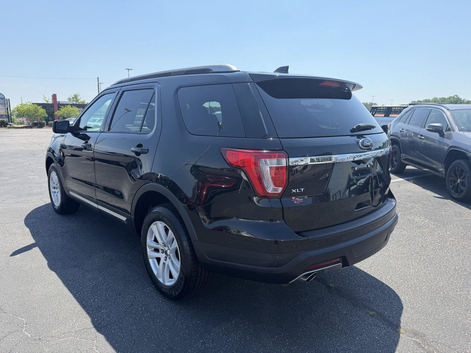 Used 2018 Ford Explorer XLT AWD/4WD image 5