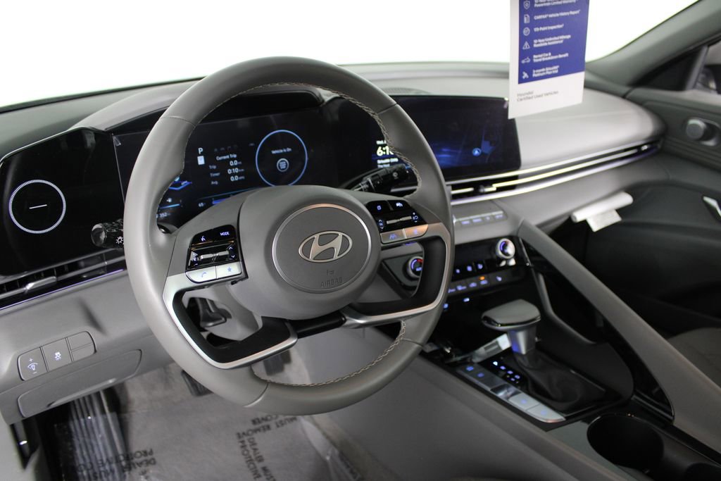 Used 2025 Hyundai Elantra SEL image 16