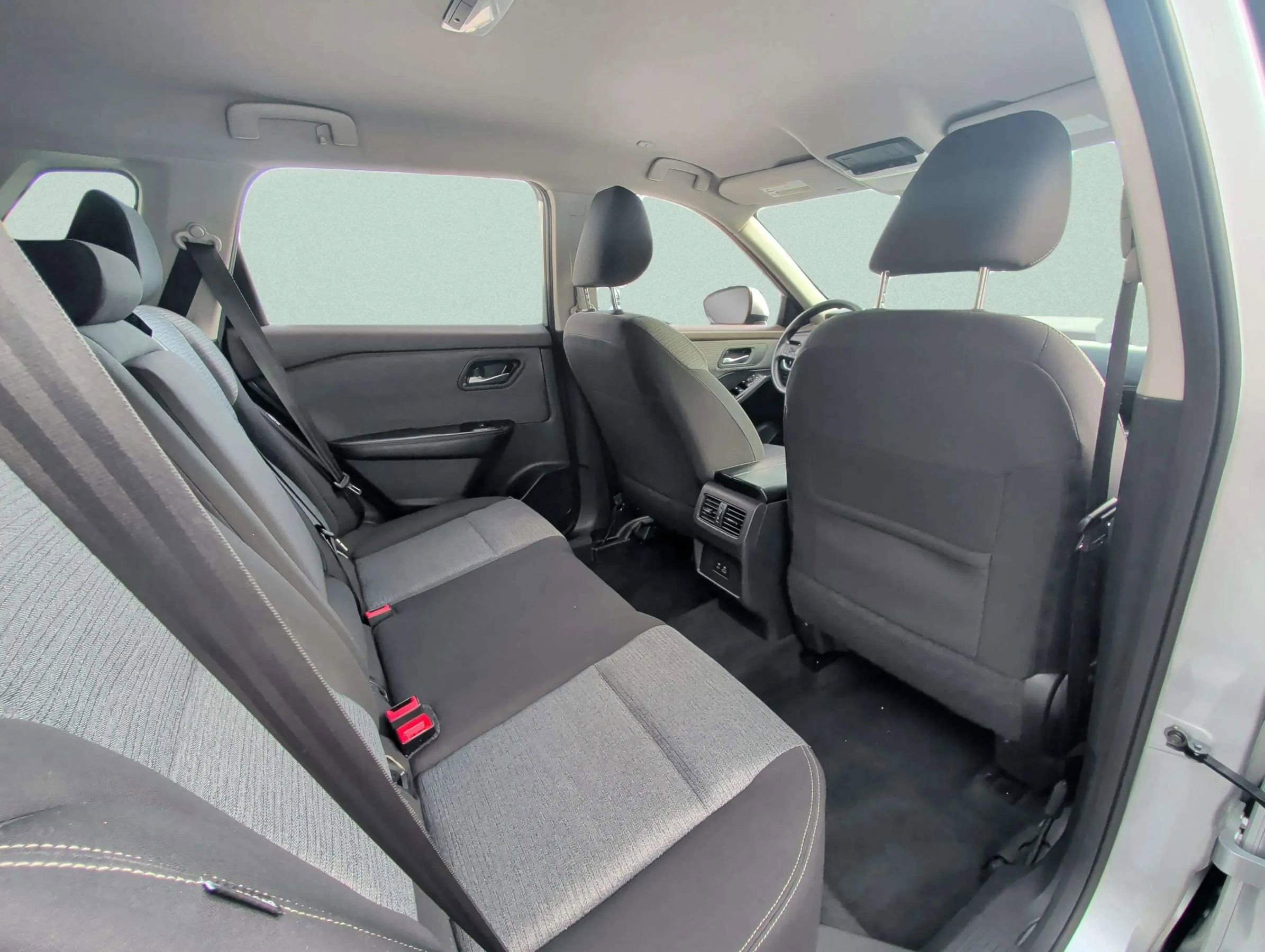 Used 2023 Nissan Rogue SV image 25