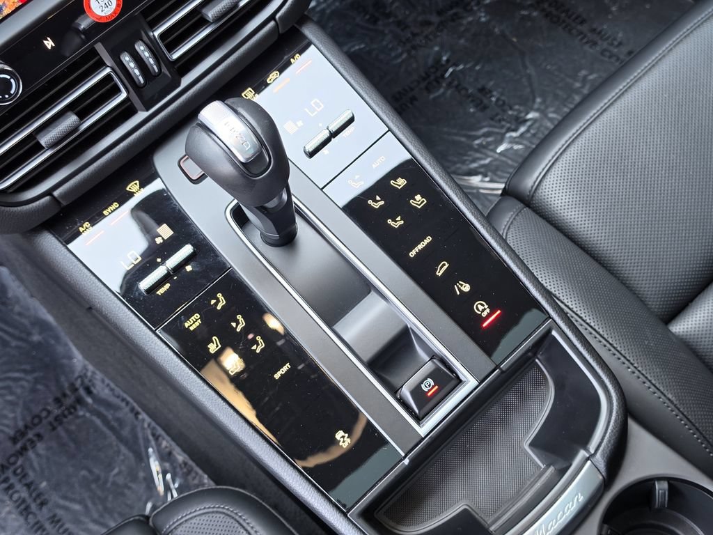 Certified 2025 Porsche Macan Turbo AWD/4WD image 25