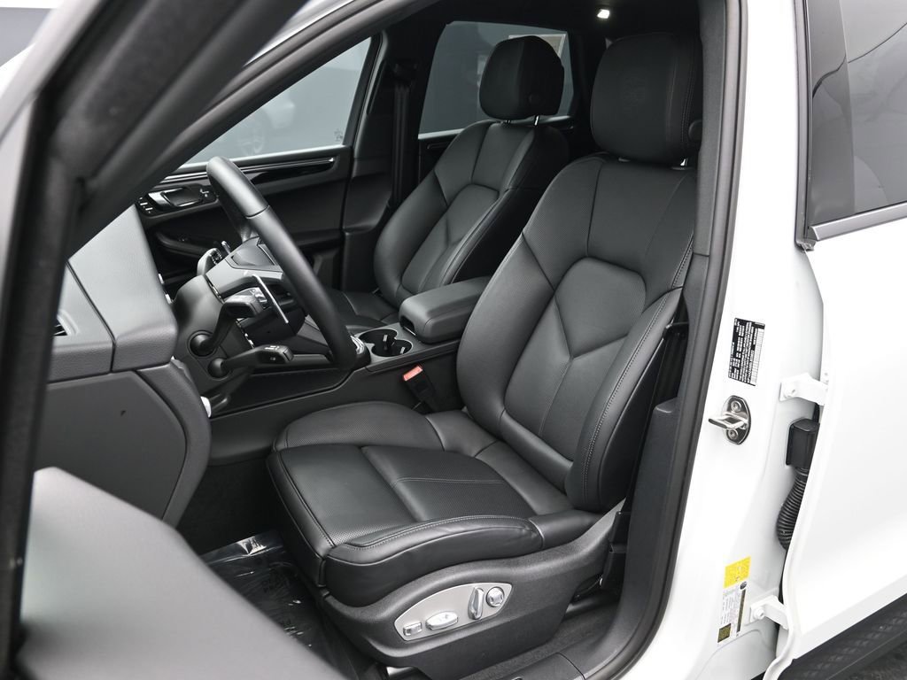 Certified 2025 Porsche Macan AWD/4WD image 5
