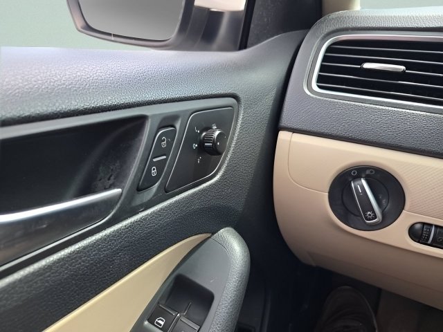 Used 2012 Volkswagen Jetta SE FWD image 16
