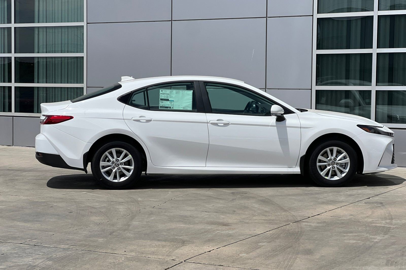 Used 2025 Toyota Camry Hybrid AWD/4WD image 3