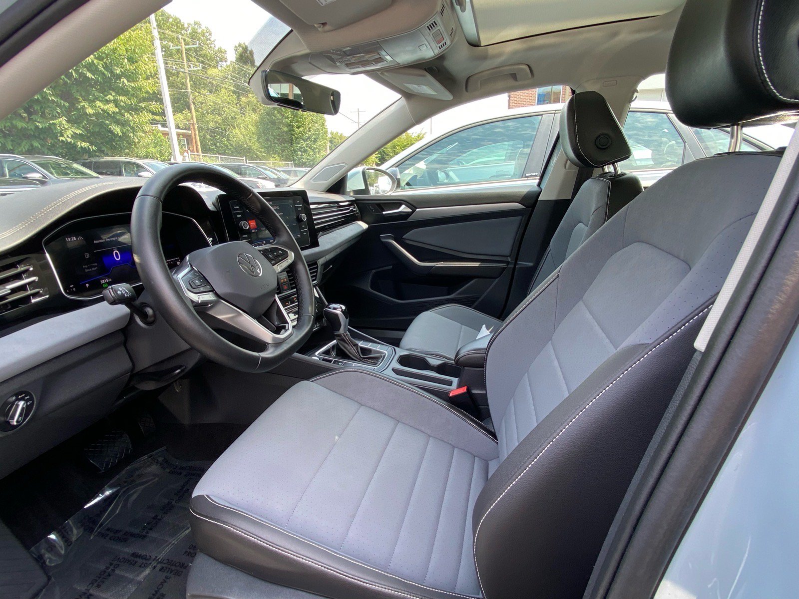 Certified 2025 Volkswagen Jetta SE w/ Sunroof Package FWD image 12