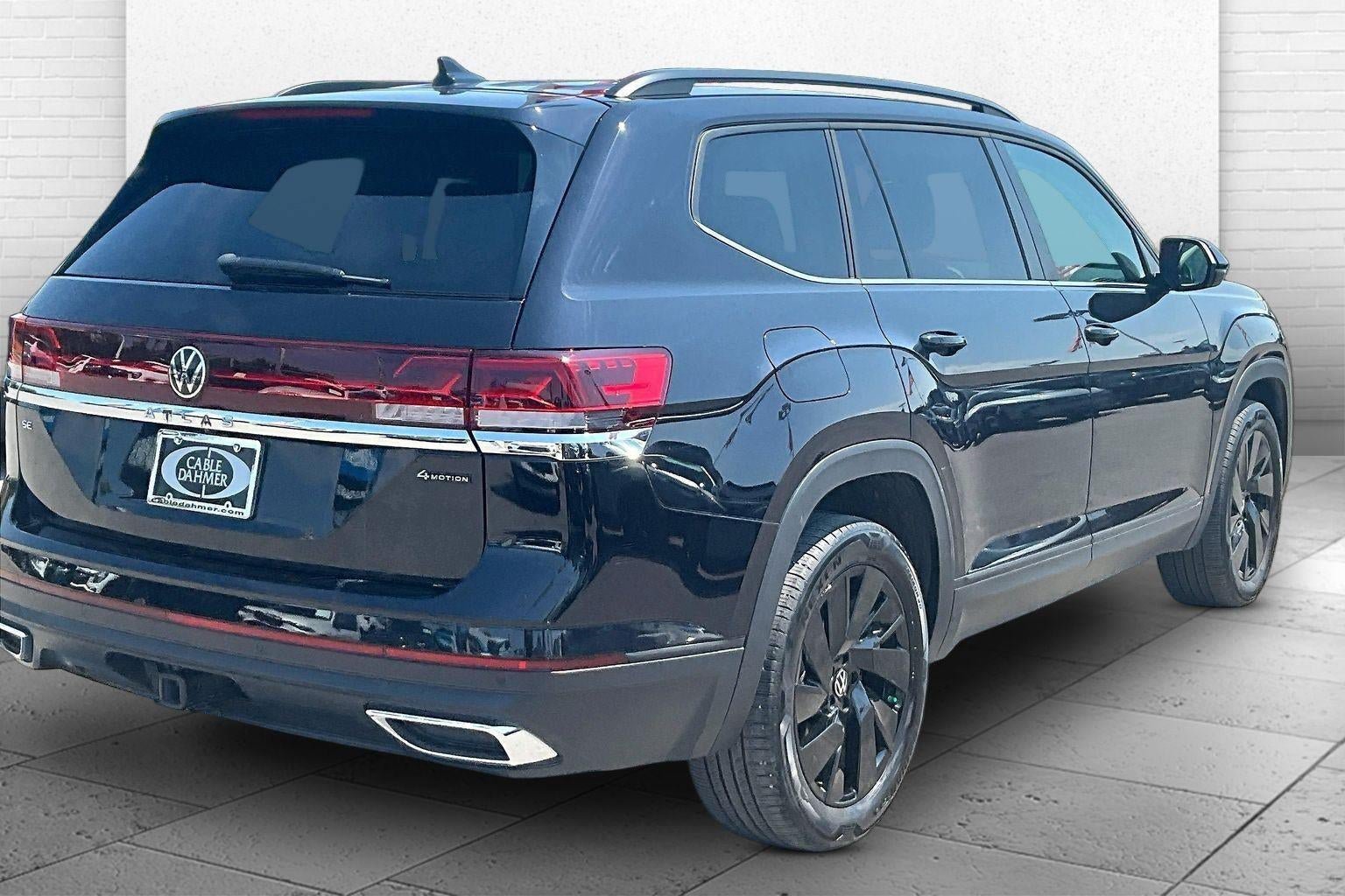 Used 2024 Volkswagen Atlas SE AWD/4WD image 11