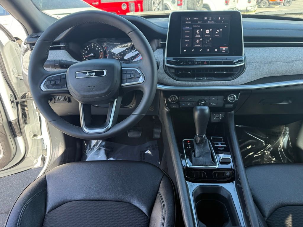 Used 2025 Jeep Compass Latitude image 41