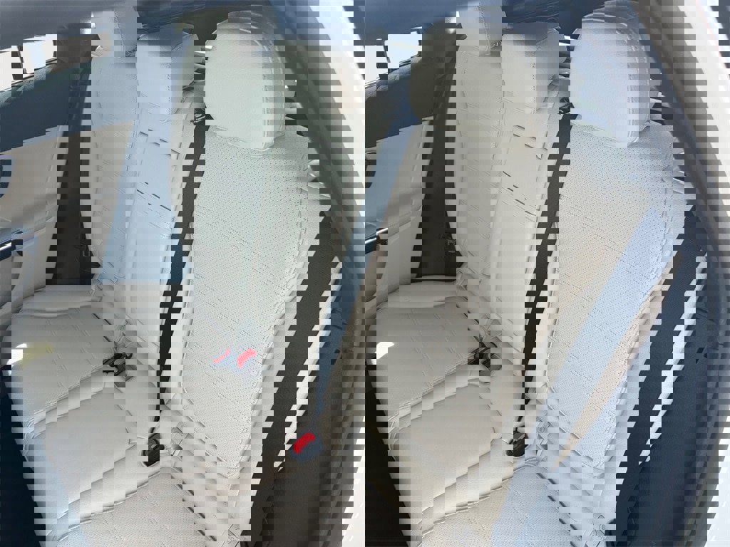 Used 2025 Mercedes-Benz GLC 300 4MATIC image 12