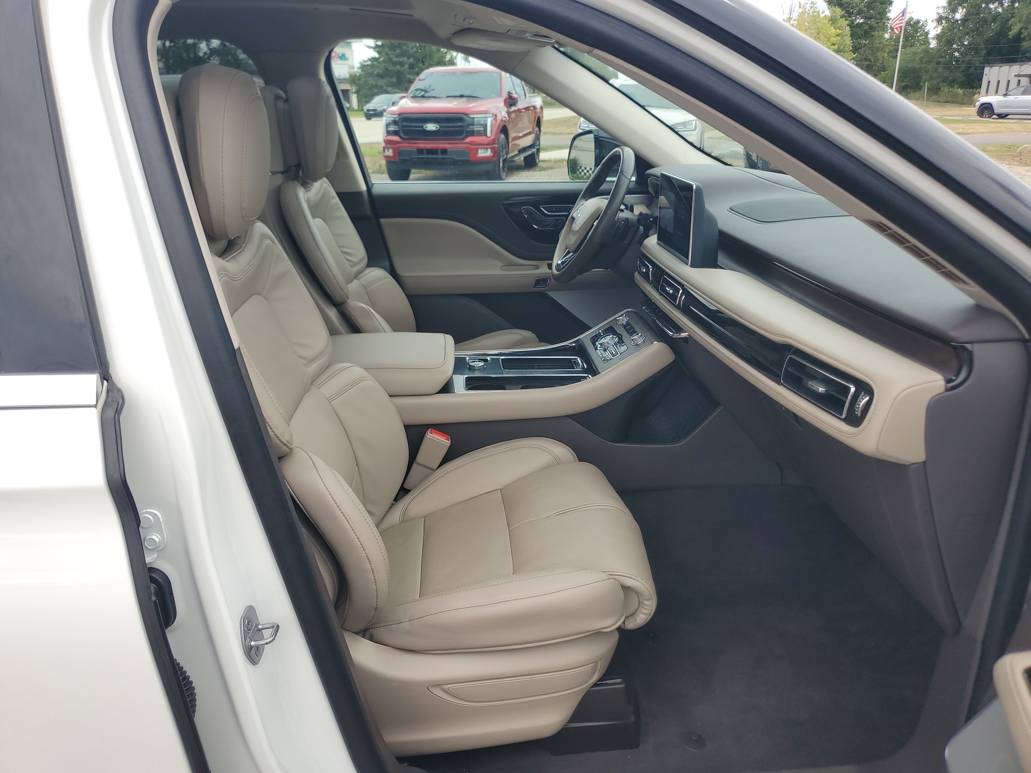 Used 2024 Lincoln Aviator Reserve w/ Equipment Group 201A AWD/4WD image 9