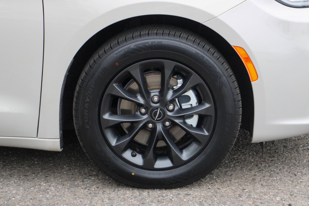 Used 2021 Chrysler Pacifica Touring w/ S Appearance Package image 49