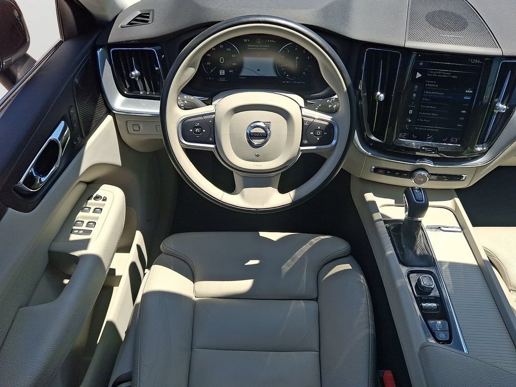 Used 2019 Volvo XC60 T5 Momentum w/ Multimedia Package AWD/4WD image 12