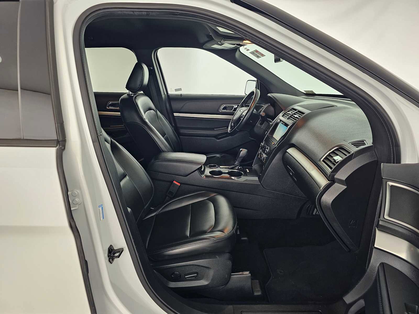 Used 2019 Ford Explorer XLT w/ Equipment Group 202A image 10