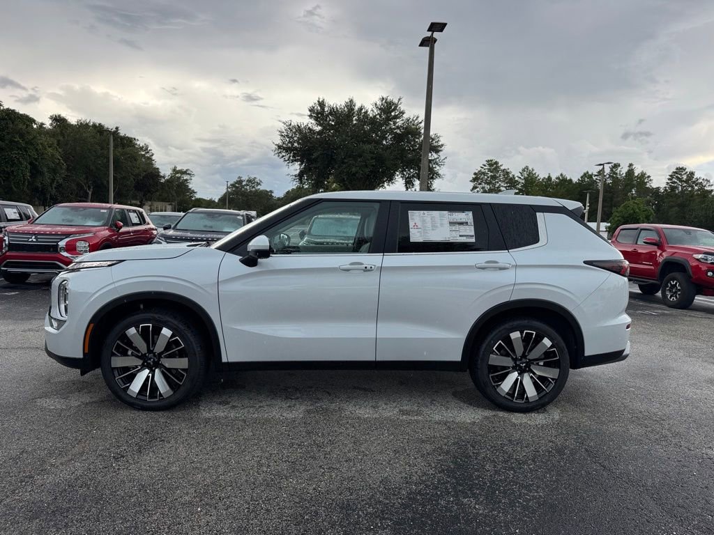 New 2025 Mitsubishi Outlander SE image 4