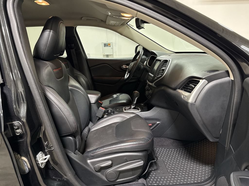 Used 2016 Jeep Cherokee Trailhawk AWD/4WD image 22