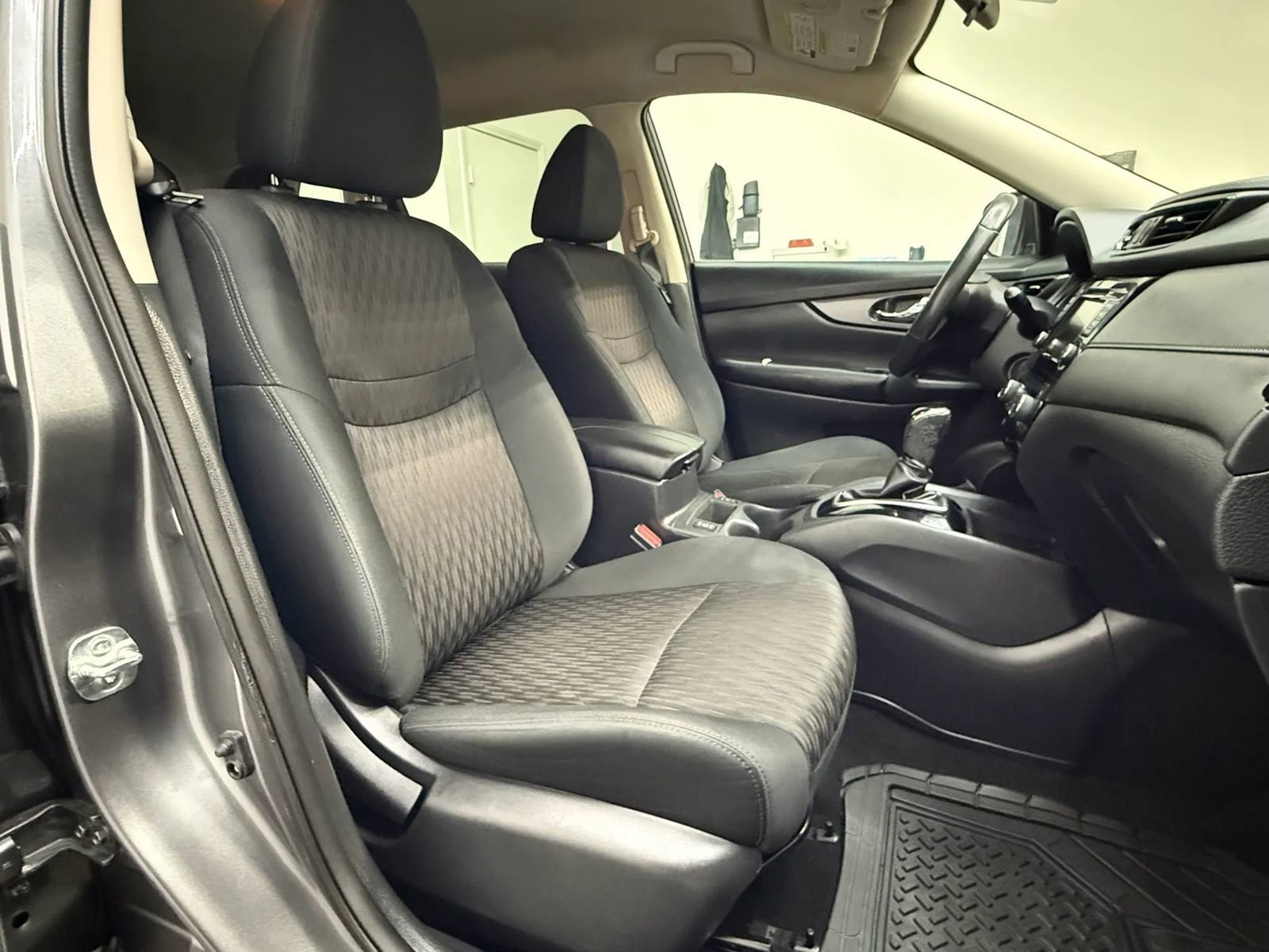 Used 2018 Nissan Rogue SV image 15