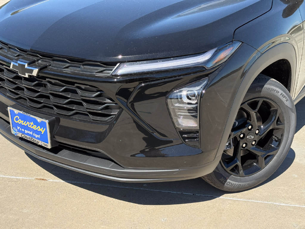 New 2026 Chevrolet Trax LT w/ Driver Confidence Package FWD image 3