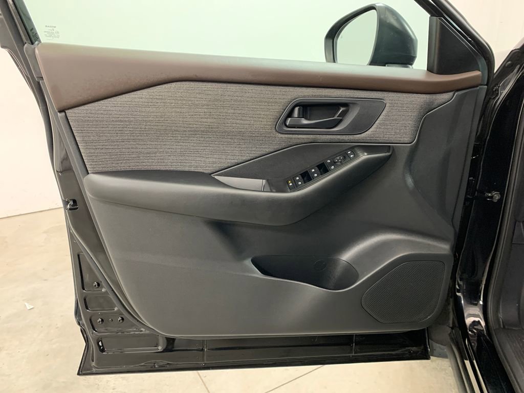 Used 2023 Nissan Rogue S image 17