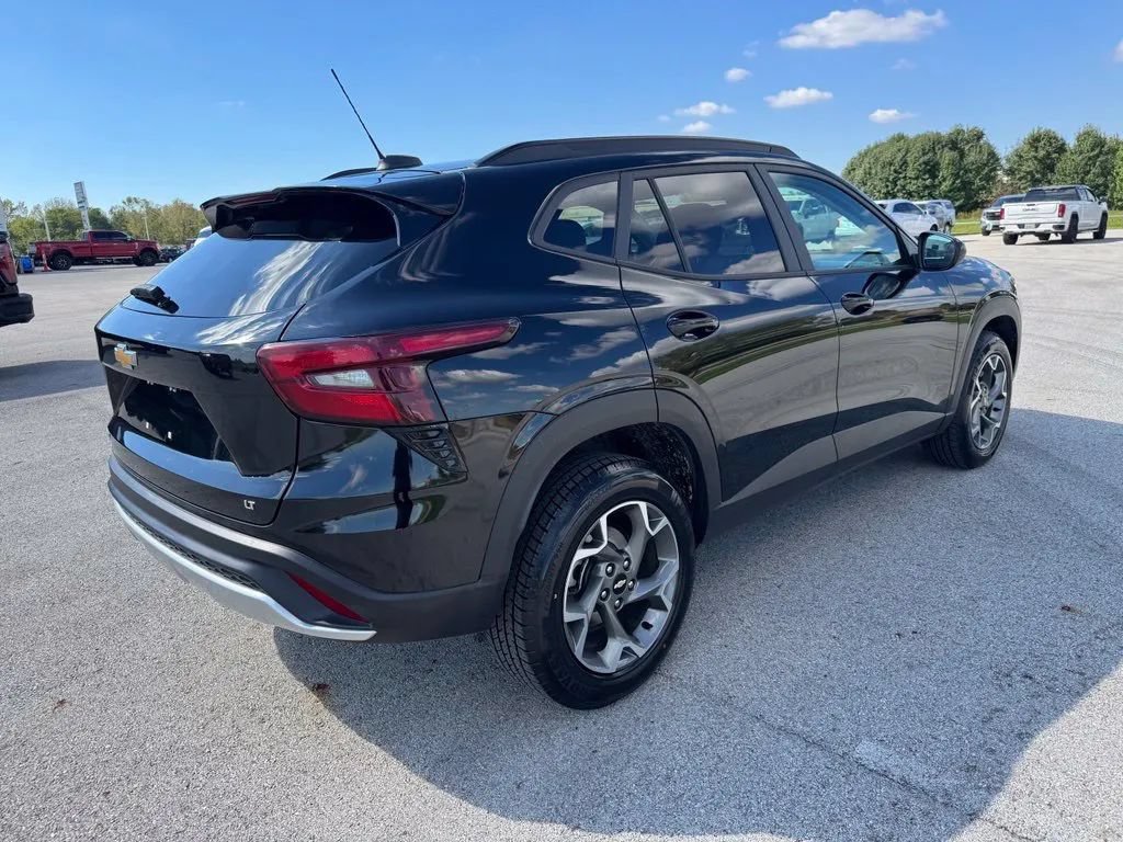 Used 2025 Chevrolet Trax LT FWD image 7