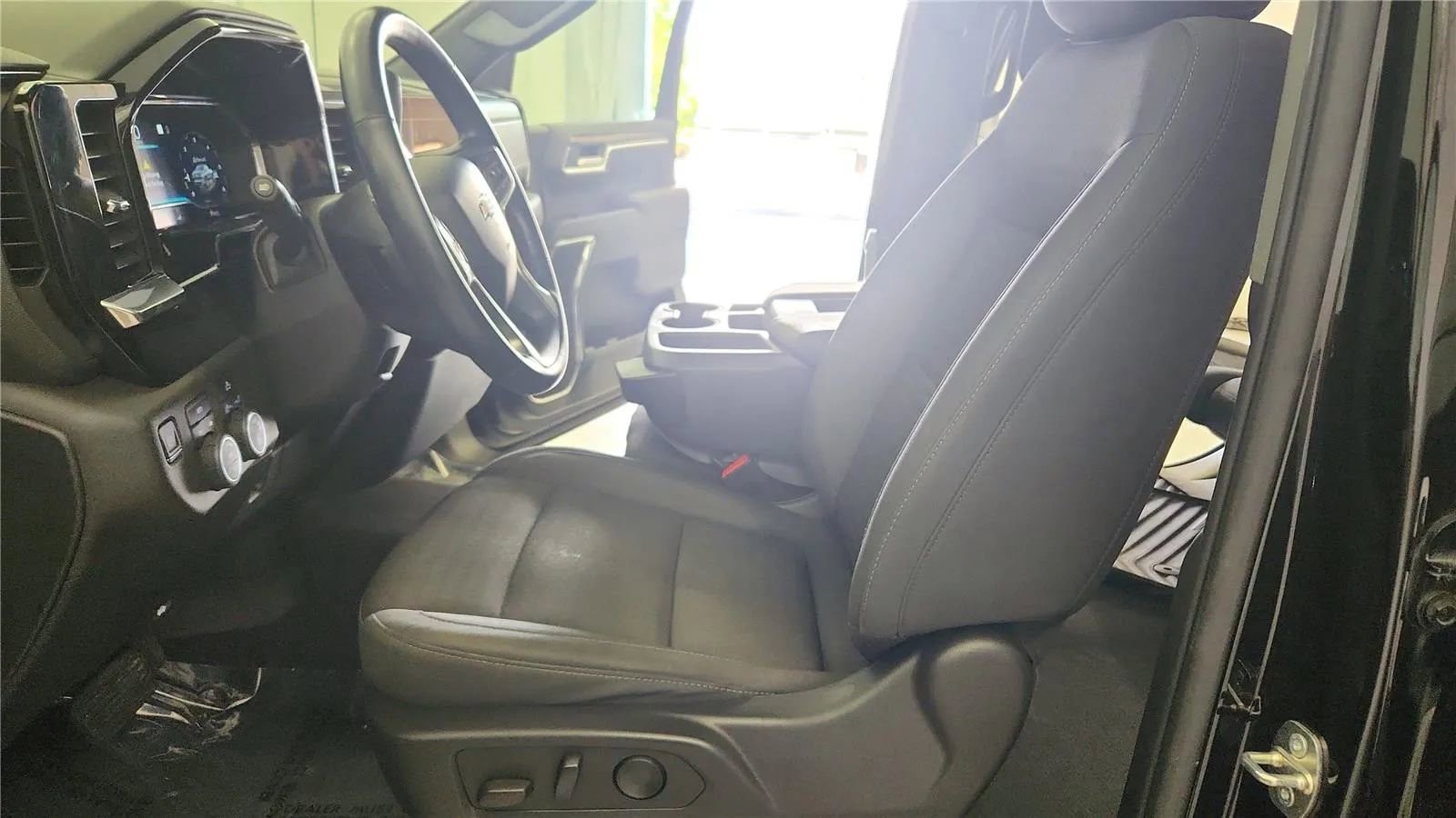 Used 2023 Chevrolet Silverado 1500 LT image 19