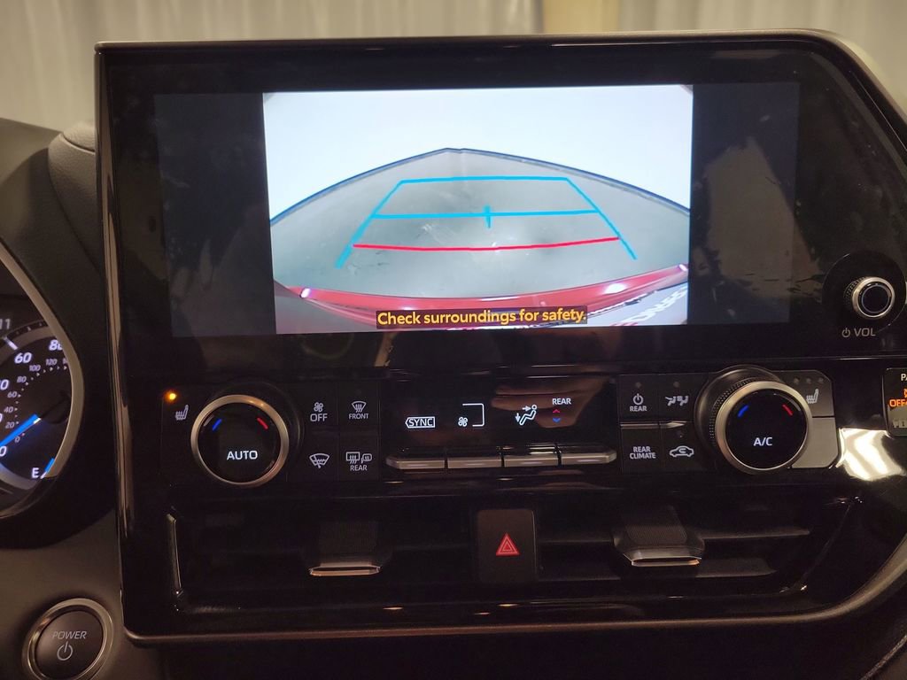 Used 2025 Toyota Highlander XLE image 18