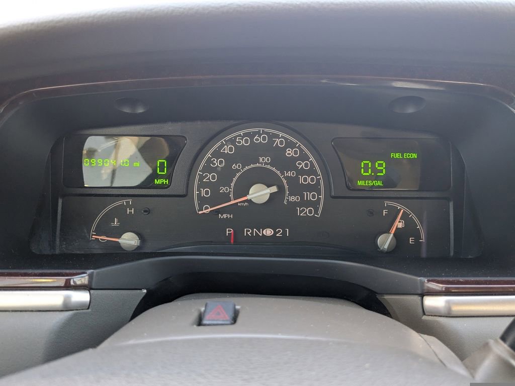 Used 2005 Lincoln Town Car Signature Limited image 25