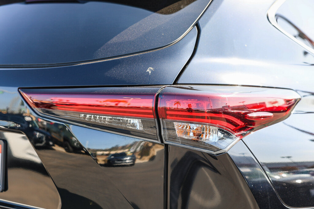 Used 2024 Toyota Highlander XLE FWD image 28