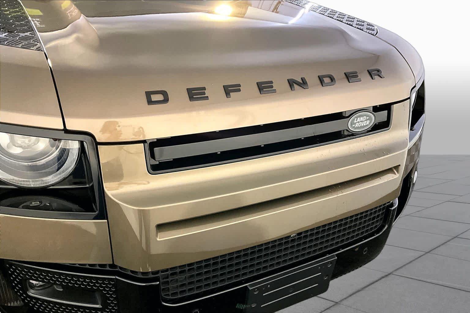 Used 2024 Land Rover Defender 110 X-Dynamic SE AWD/4WD image 32