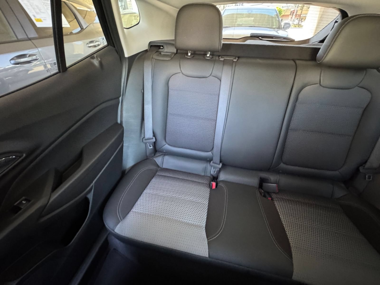 Used 2025 Chevrolet Trax LT FWD image 38