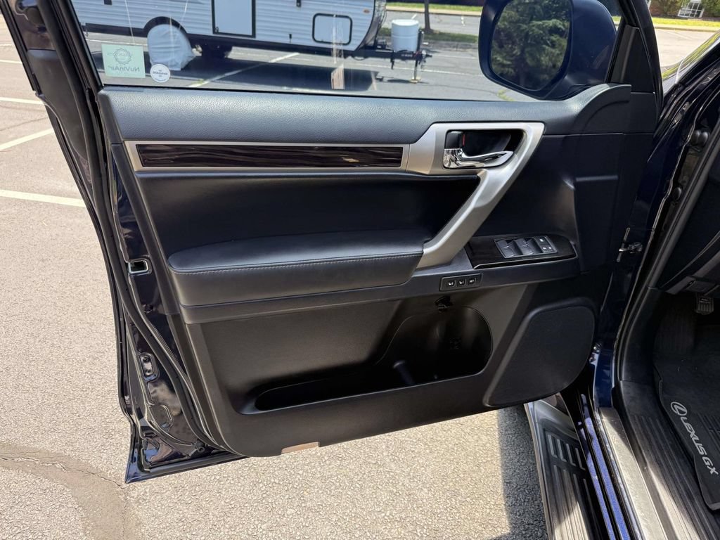 Used 2021 Lexus GX 460 w/ Accessory Package AWD/4WD image 11