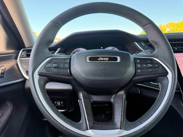 Used 2023 Jeep Grand Cherokee L Limited AWD/4WD image 22