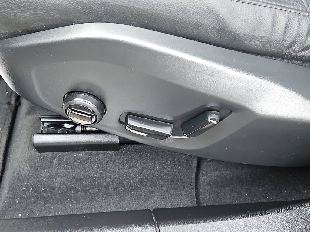 Used 2025 Volvo XC60 B5 Core image 25