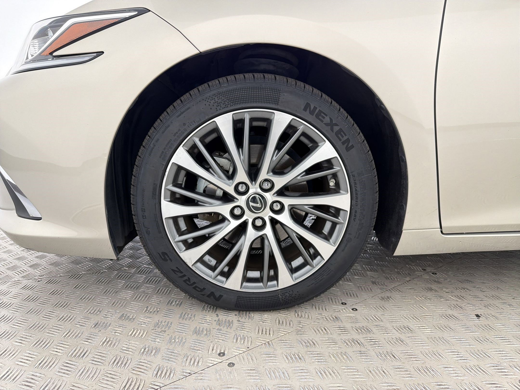 Used 2019 Lexus ES 300h w/ Premium Package FWD image 11
