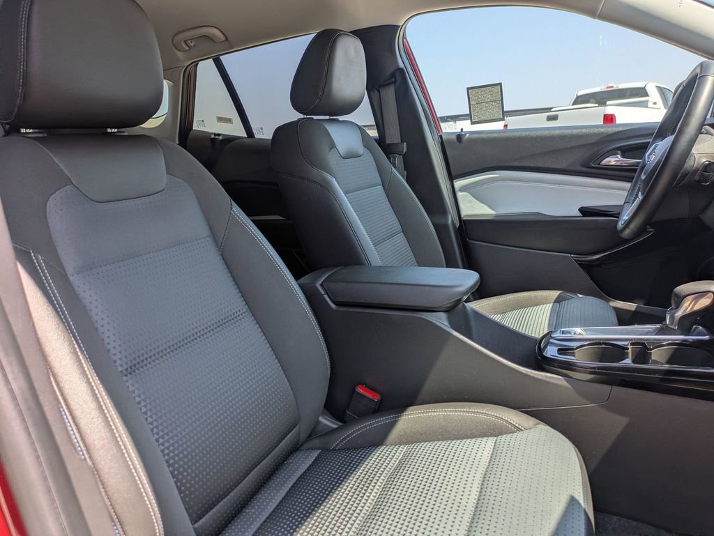 Used 2025 Chevrolet Trax LT w/ LT Convenience Package FWD image 14
