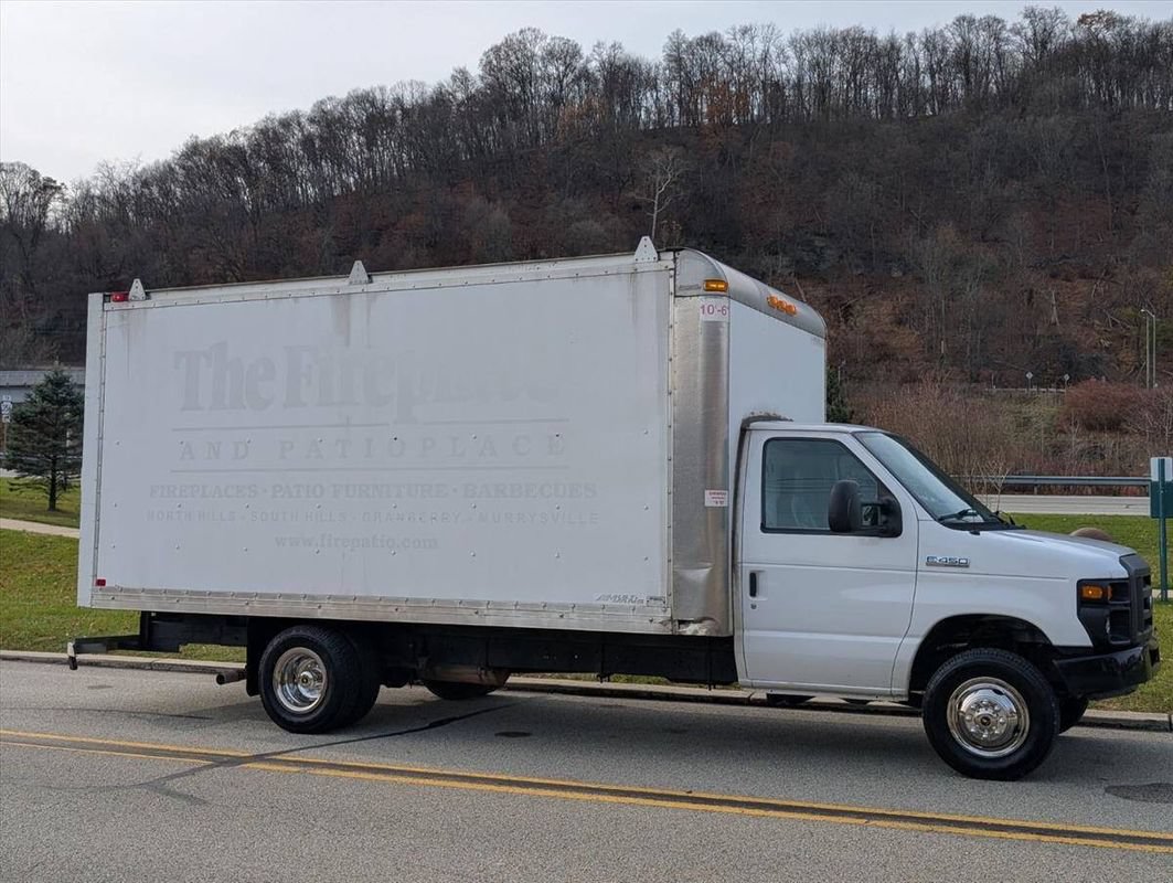 Used 2017 Ford E-450 and Econoline 450 Super Duty RWD image 3