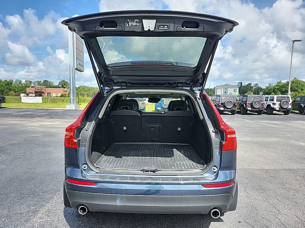 Used 2021 Volvo XC60 T5 Momentum w/ Climate Package image 16