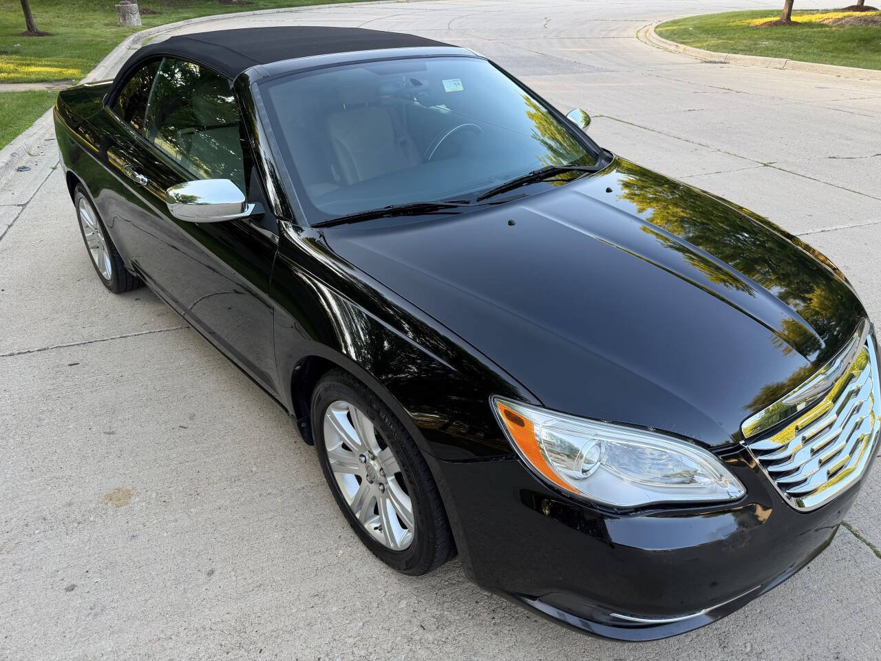 Used 2011 Chrysler 200 Touring FWD image 1