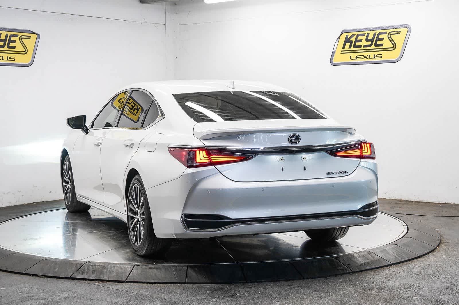 Used 2025 Lexus ES 300h w/ Premium Package FWD image 4