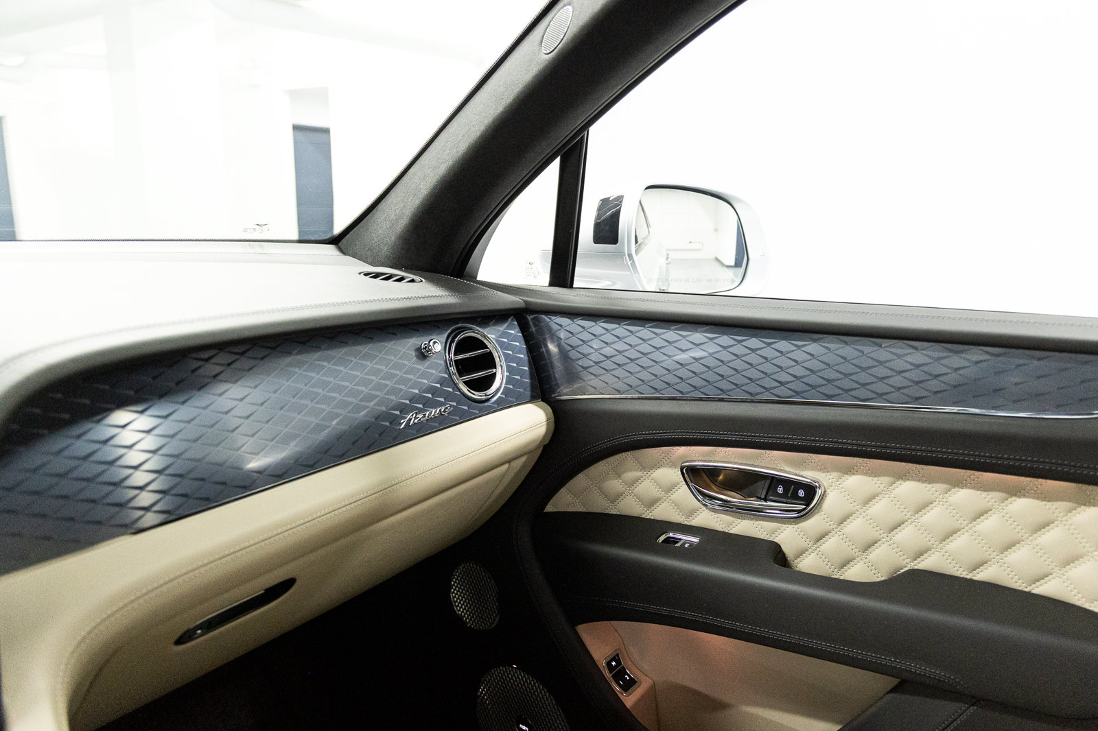 Certified 2023 Bentley Bentayga Plug-In Hybrid AWD/4WD image 46