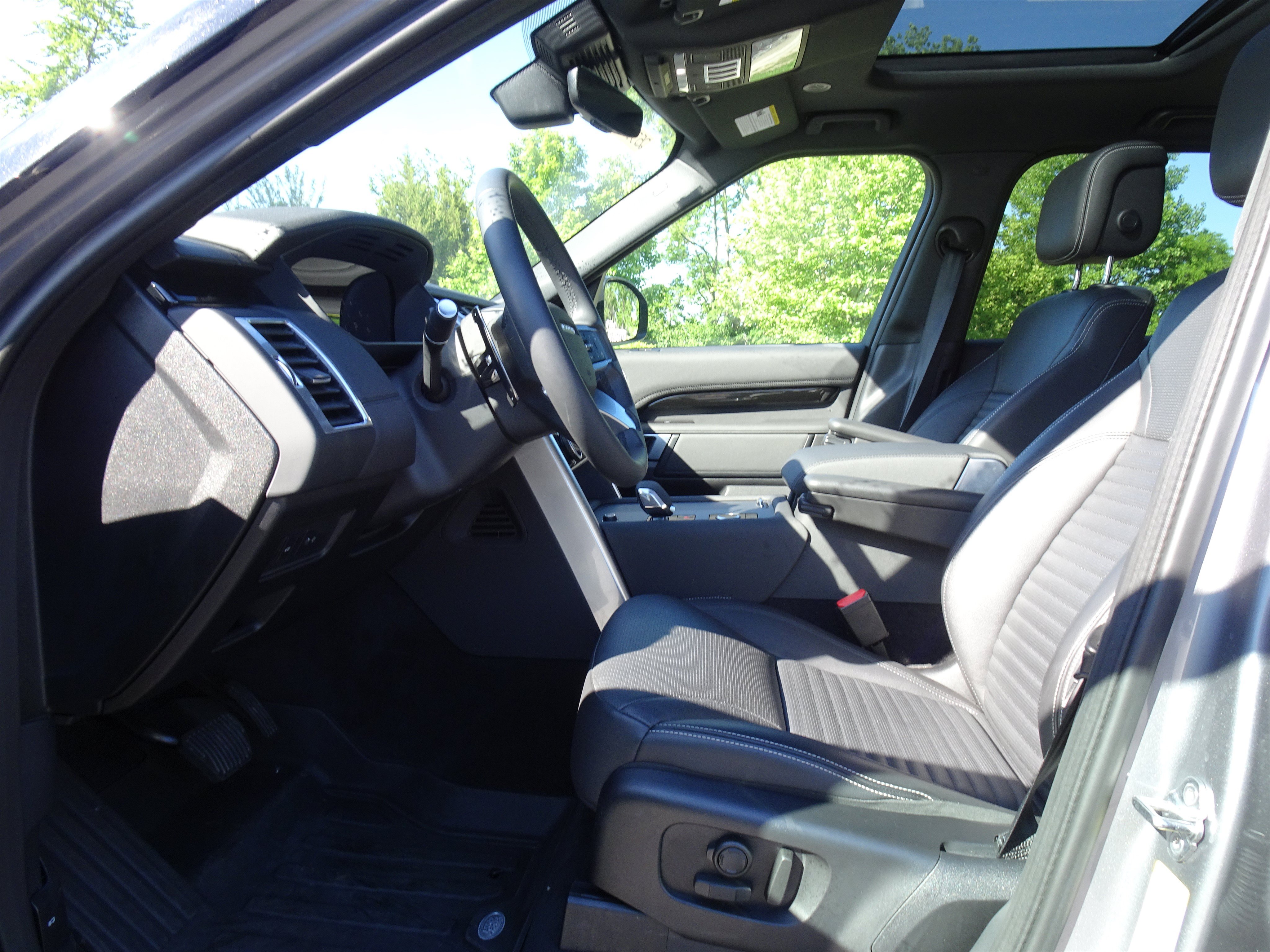 Certified 2025 Land Rover Discovery S AWD/4WD image 2