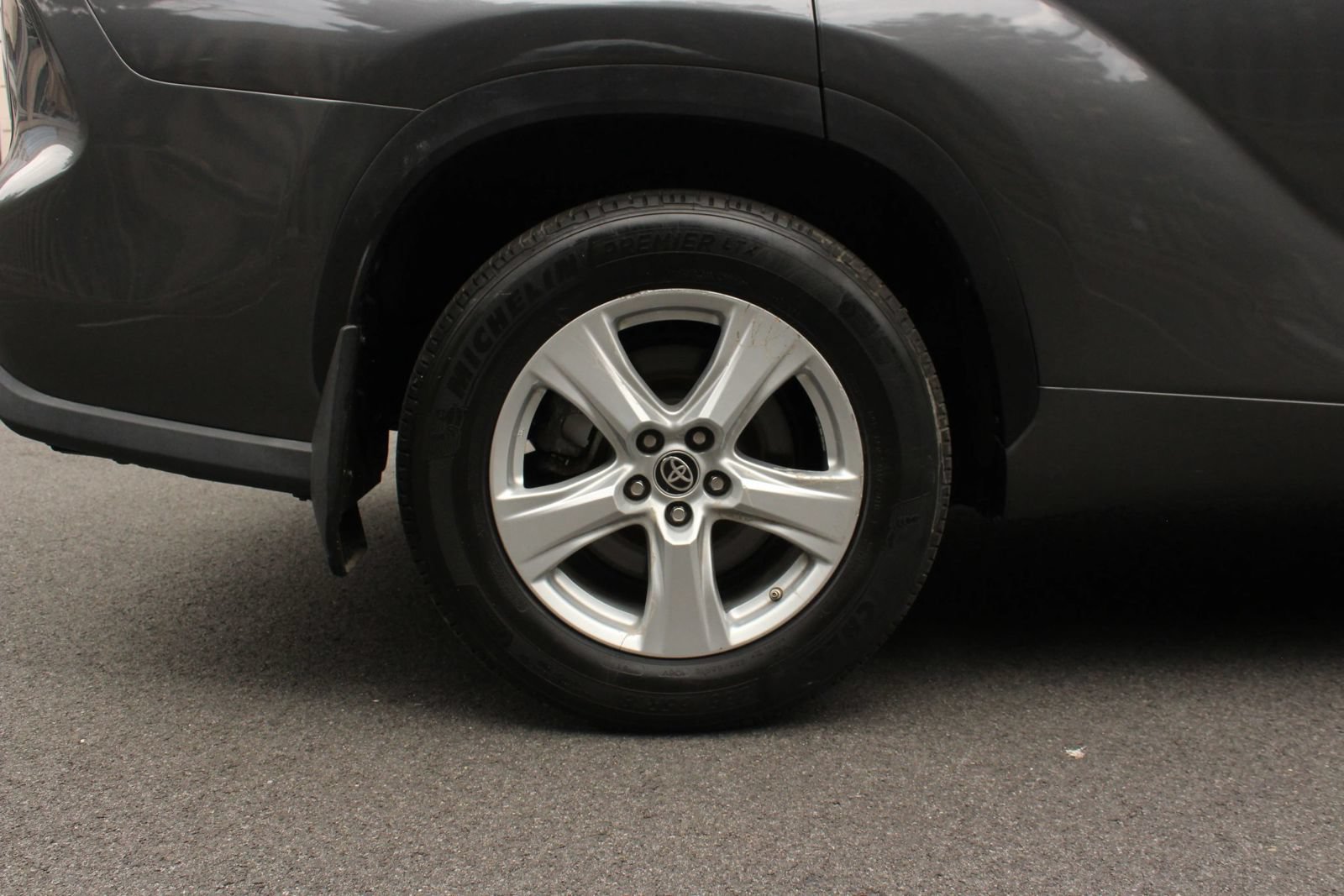 Used 2021 Toyota Highlander LE AWD/4WD image 5