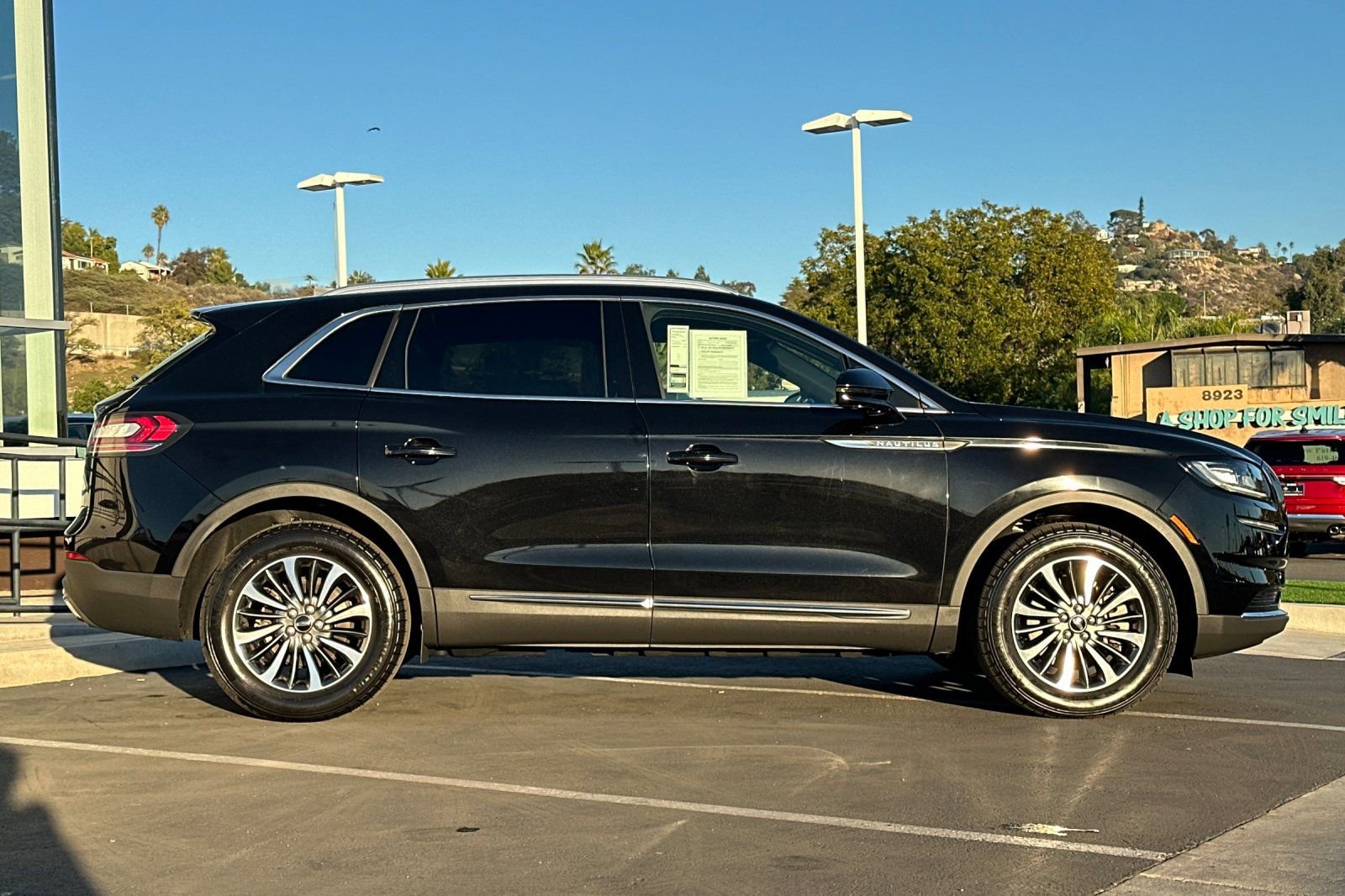 Used 2023 Lincoln Nautilus Reserve w/ Luxury Package image 2